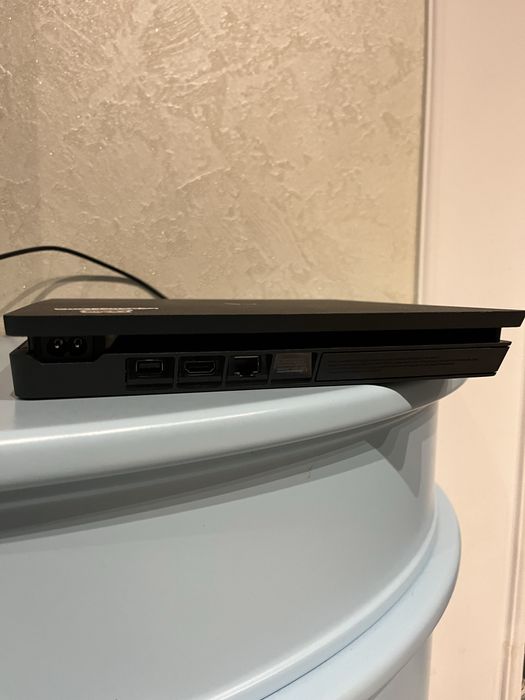 Продаю игровую приставку Ps4 Slim