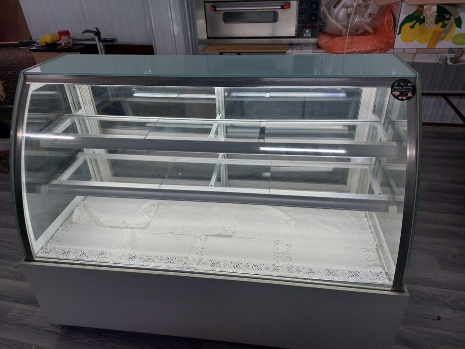 Витрина холодильная кондитерская