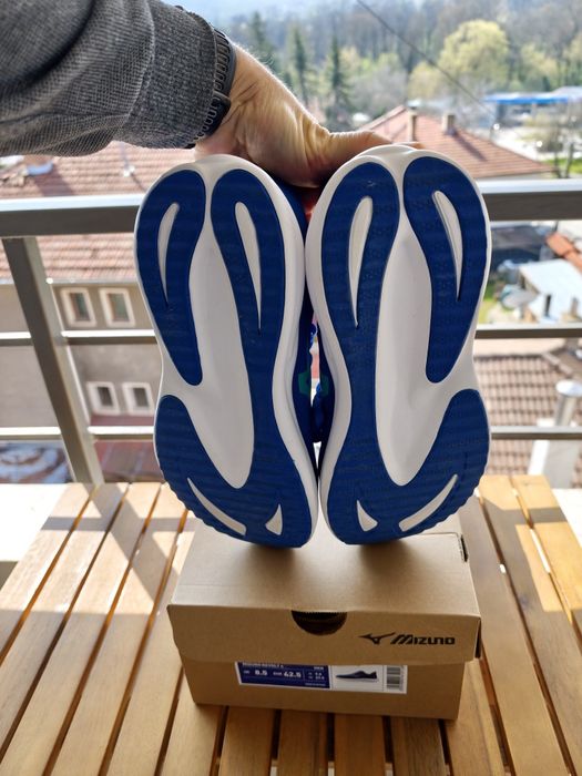 Mizuno wave REVOLT 4