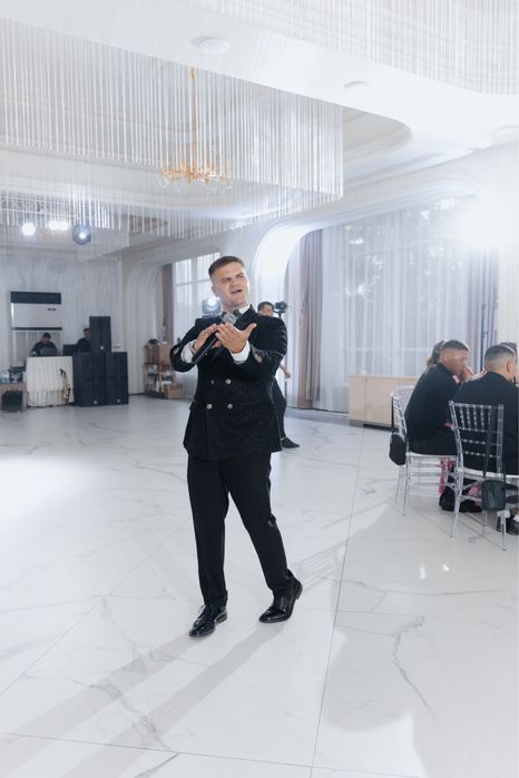 Ведущий,Саксофонист