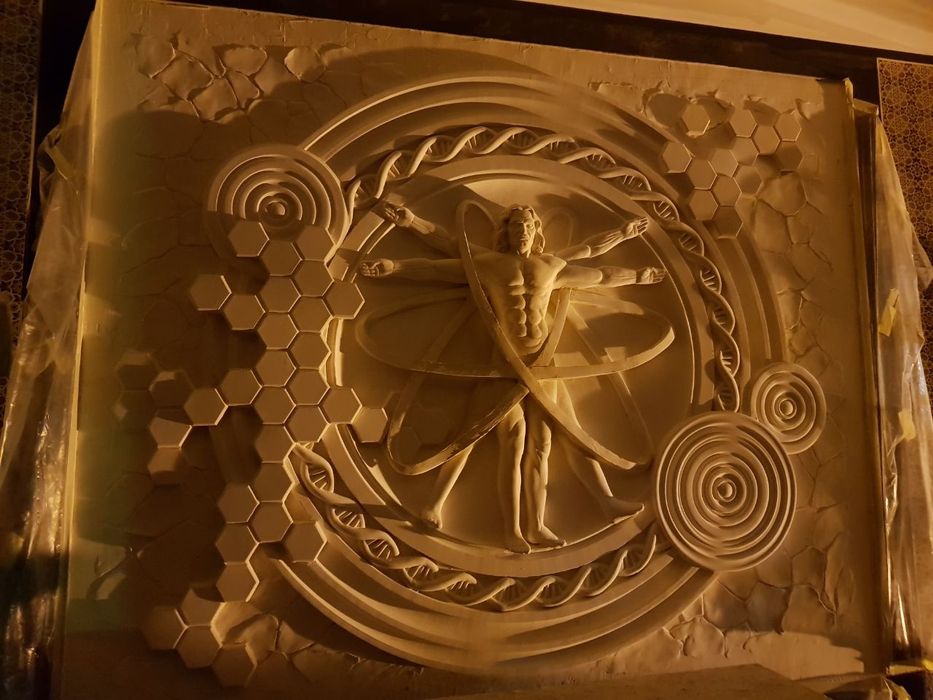 Скульптуры, барельефы,  роспись стен и потолков, художники