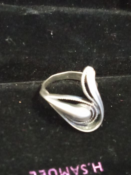 Продавам сребърни пръстени и кръстове