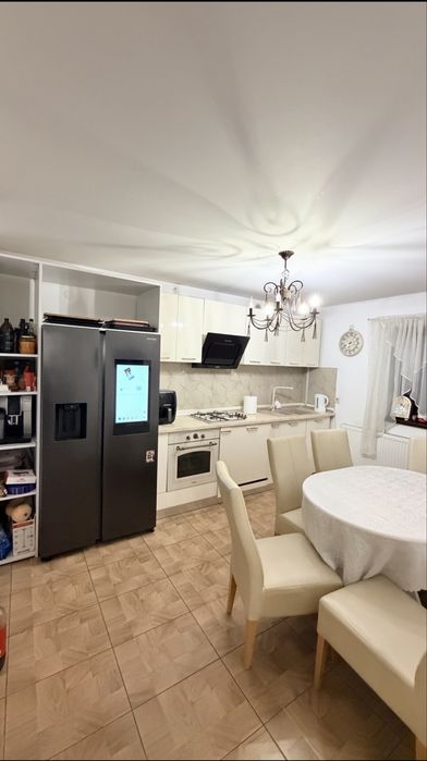 Casa etaj cu 3 dormitoare ,2 bai ,living ,2 dresing-uri PROPRIETAR .
