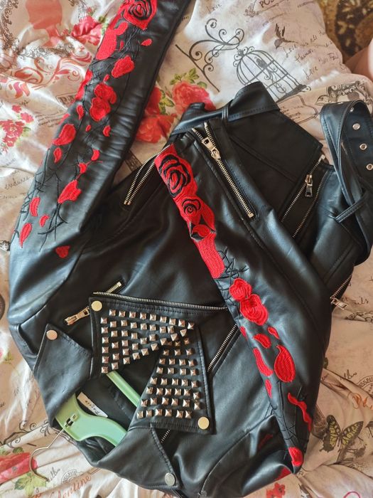 Кожено яке с бродирани рози и череп