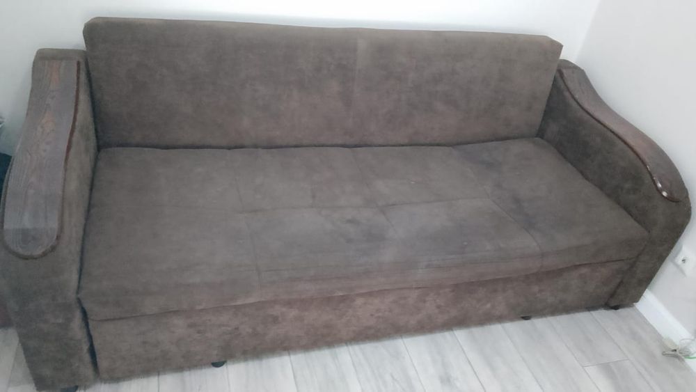 Коричневый диван