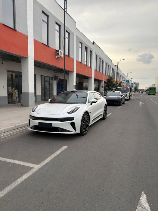 Zeekr 001.