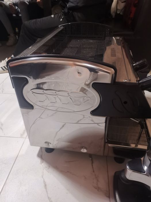 Продавам кафемашина EXPOBAR и кафемелачка