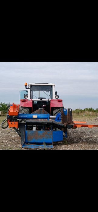 Vând presă (despicător) de spart lemne de foc Balfor, cu o forță de 35 de tone. Preț: 7.200 de euro.
