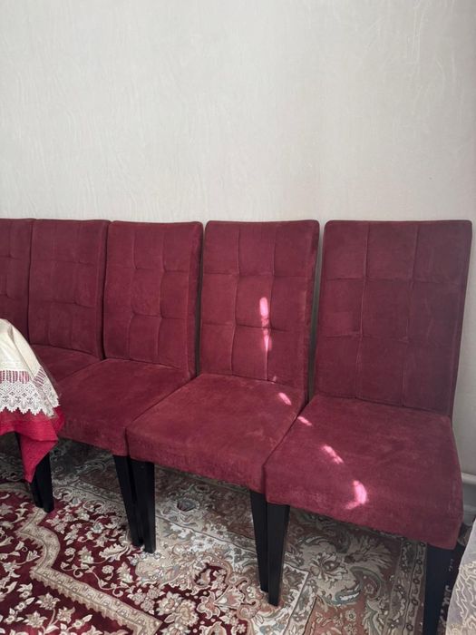 Гостинеый стол со стульями