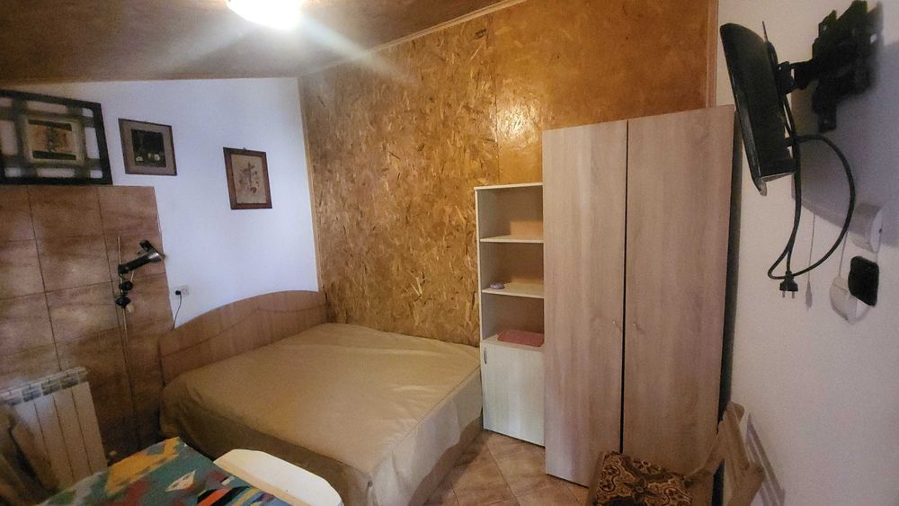 Închiriez studio/garsonieră la curte