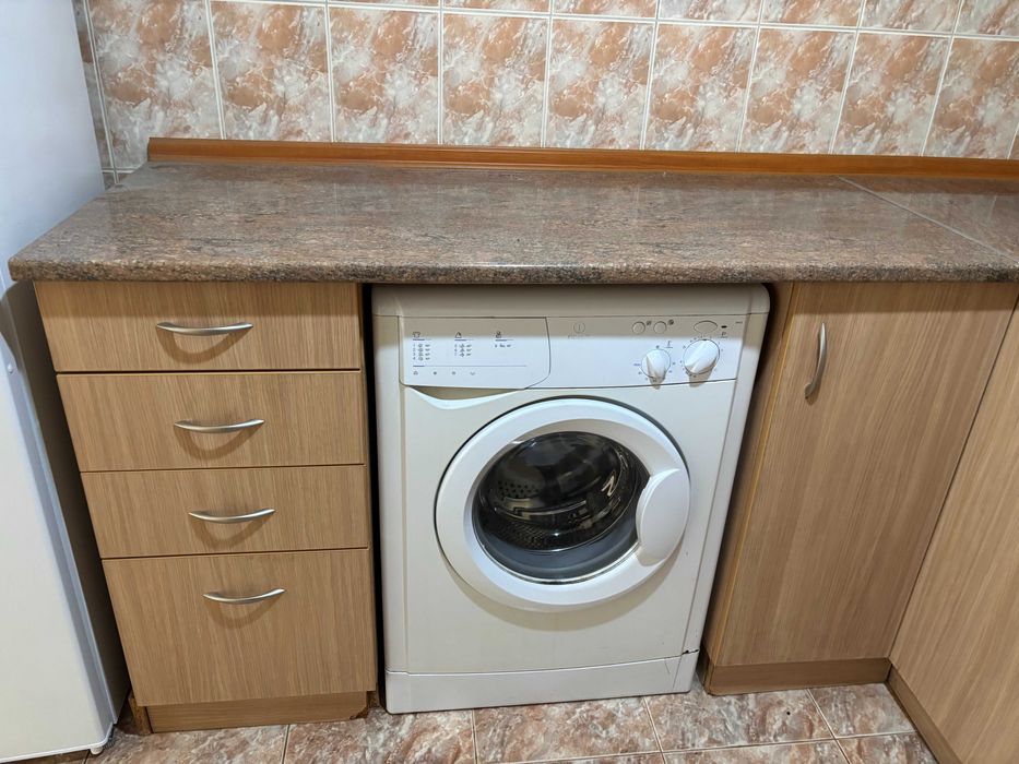 0888338215 Продавам употребявано  кухненско  обзавеждане  включващо шкафове  печка аспиратор пералня   Уредите са  почти нови и работещи