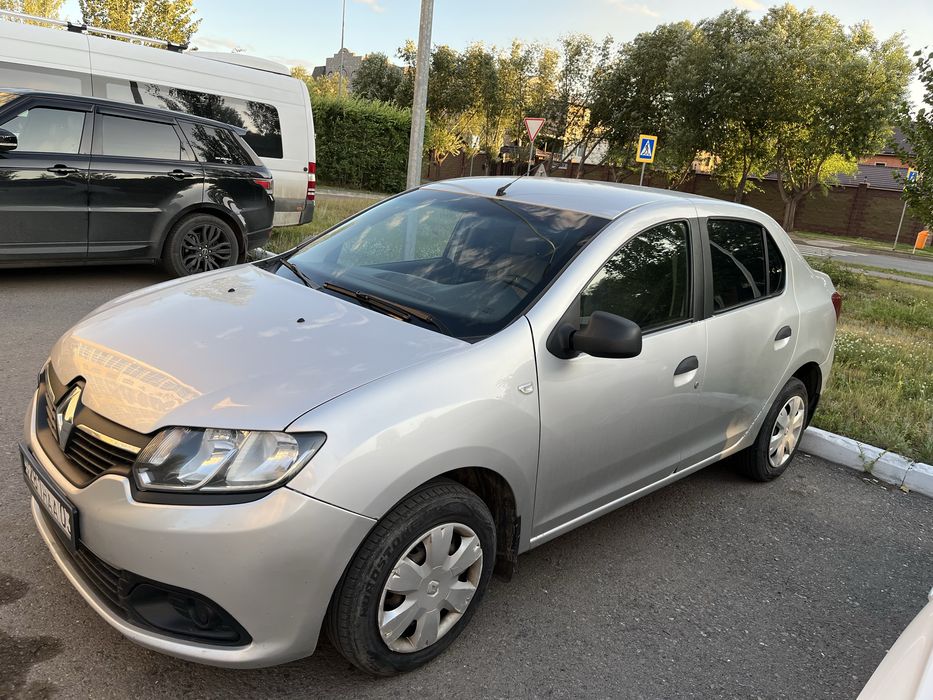 Машина Renault Logan