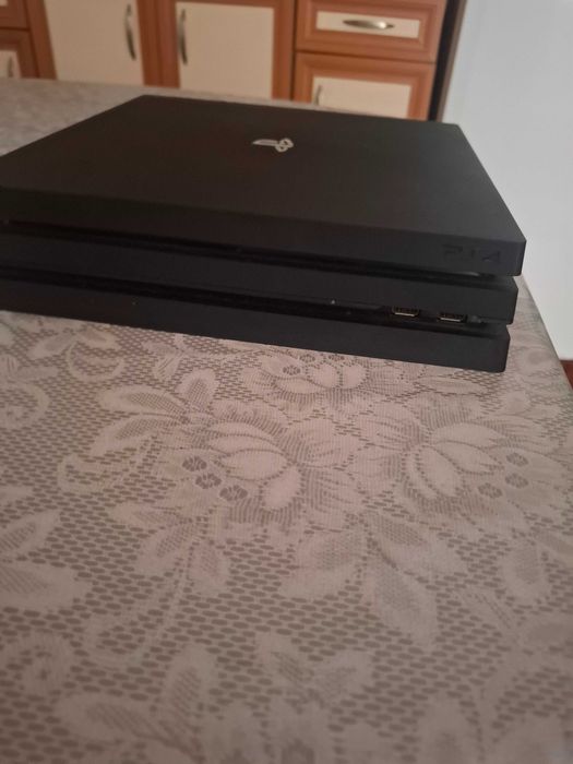 Продавам Playstation 4 Pro + 7 игри + 2 контролера