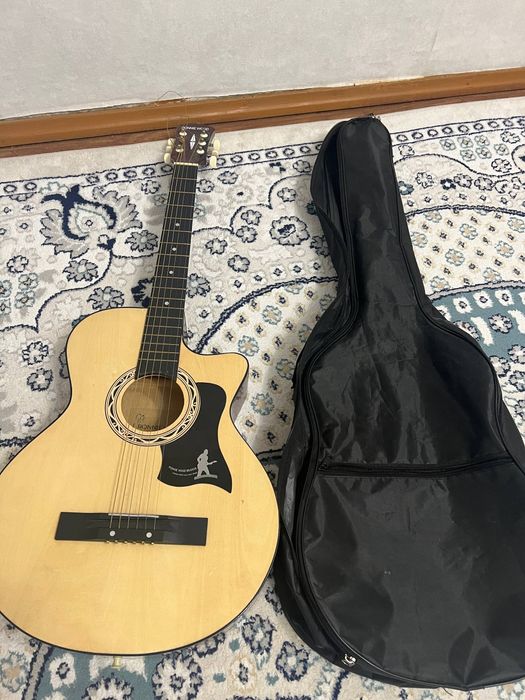 Продам акустическию гитару