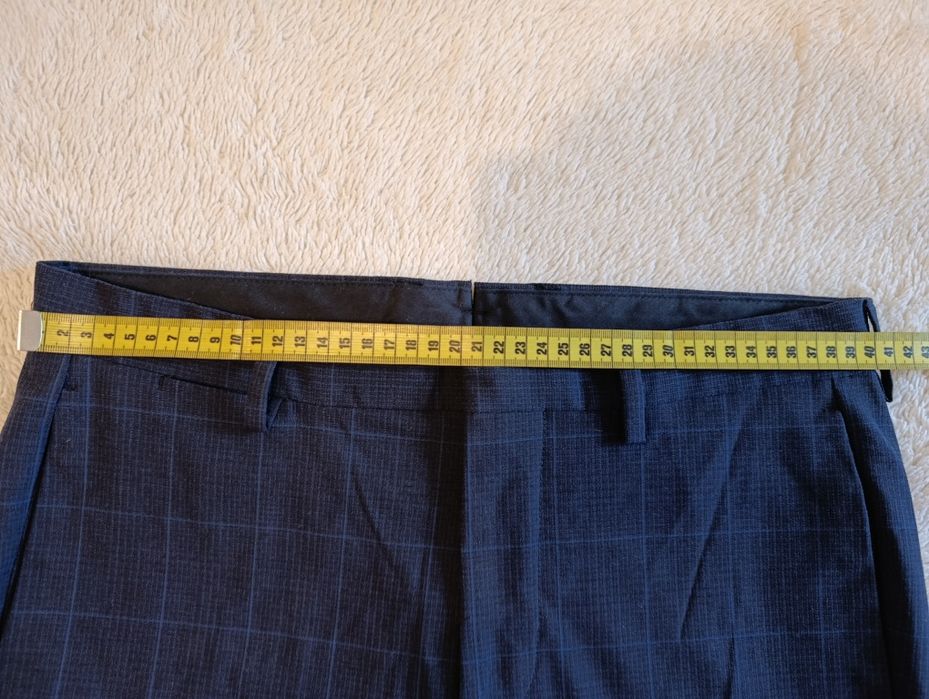 Pantaloni pentru dame, bleumarin în dungi, de la Mango