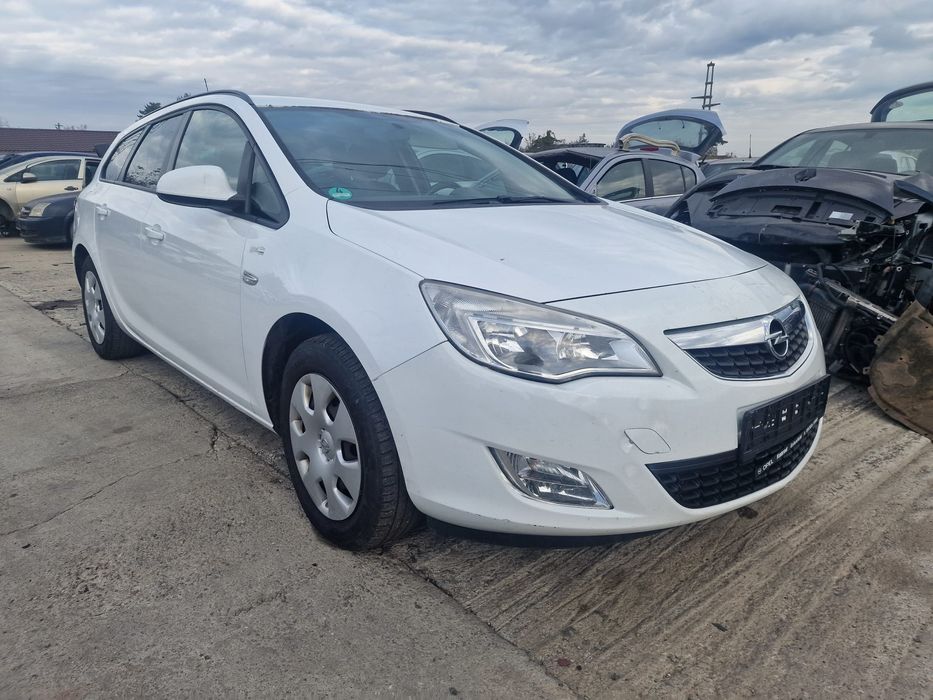 Dezmembram Opel Astra J 2011 1.7cdti