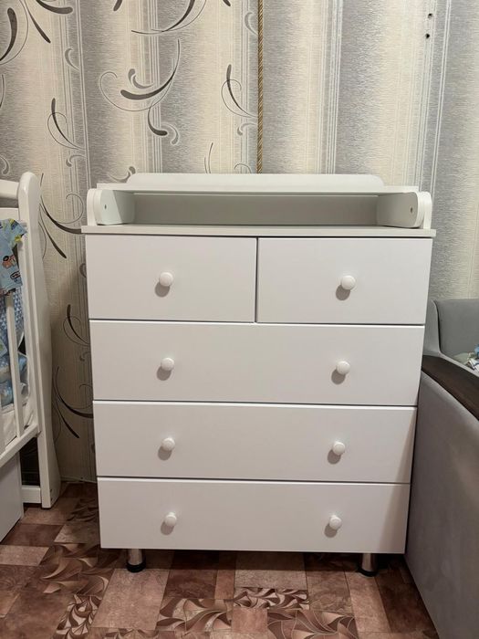 Детская кроватка и стол