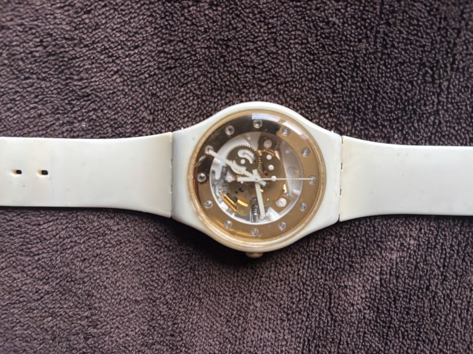 Часовник Swatch бял