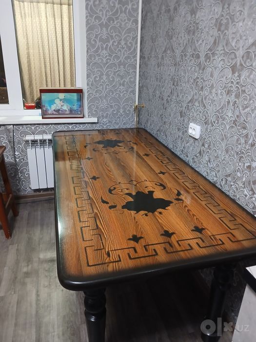 Продаётся стол для гостиной комнаты