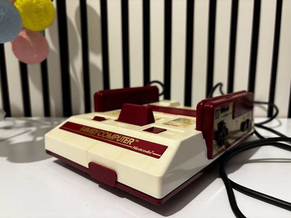 Consolă Retro Nintendo Famicom (Japonia) + 2 Controllere + Casetă 450 in 1 + Alimentator EU