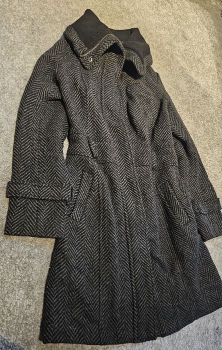 Palton din lână cu model herringbone.