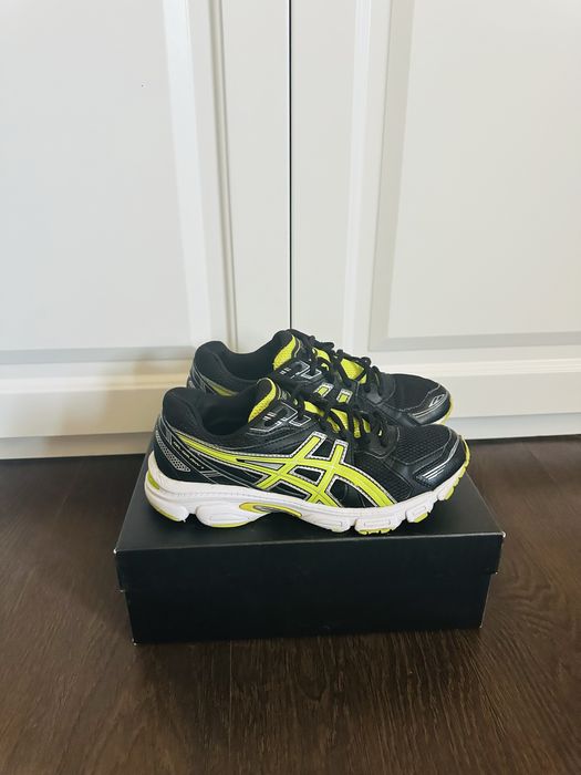 Adidasi asics Gel , numarul 39 , in stare buna