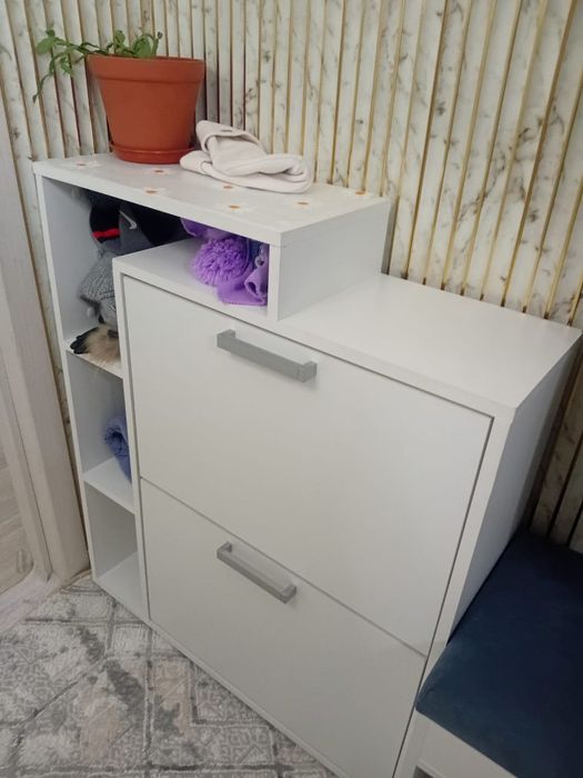 Обувница белого цвета