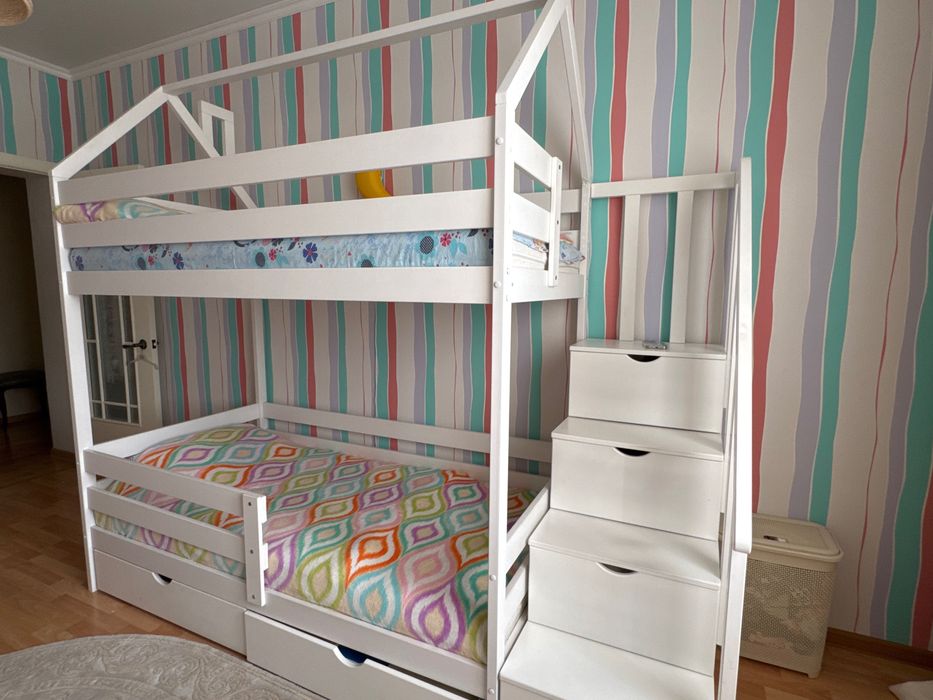 Кровать двухъярусная с матрасами