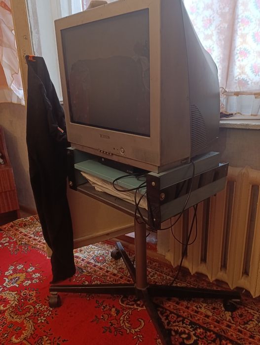 Отдам даром телевизор, двд, подставка под тв