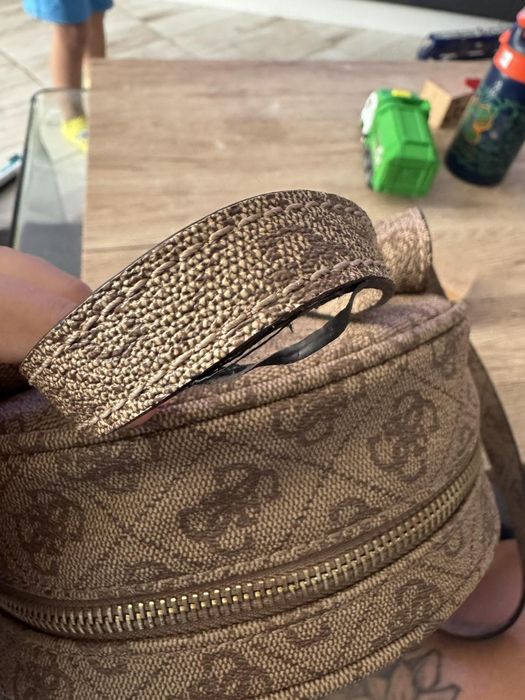 Раница на Guess.