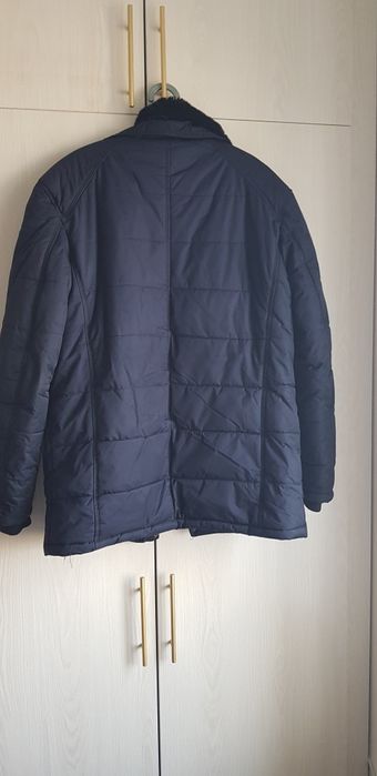 Эркаклар курткаси сотилади.