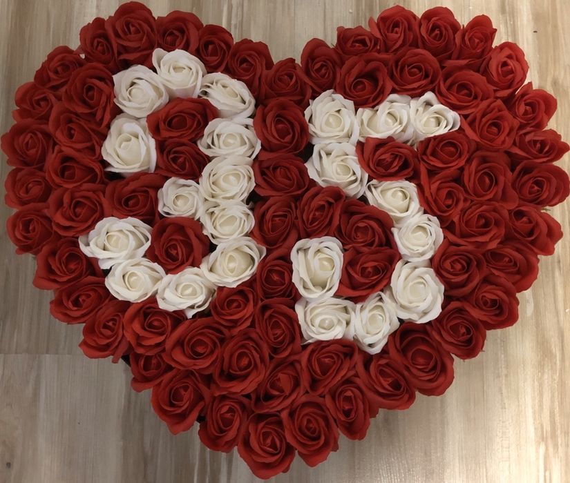 Cutie in forma de inima cu varsta din trandafiri de sapun la comanda