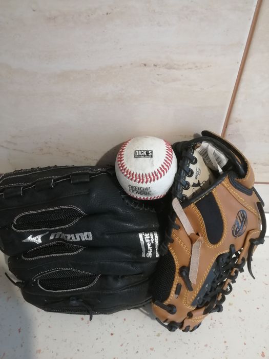 Manusi de baseball și minge oficiala