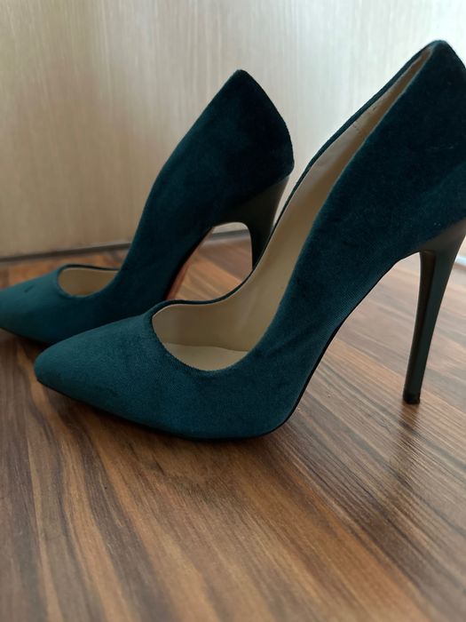 Високи елегантни обувки