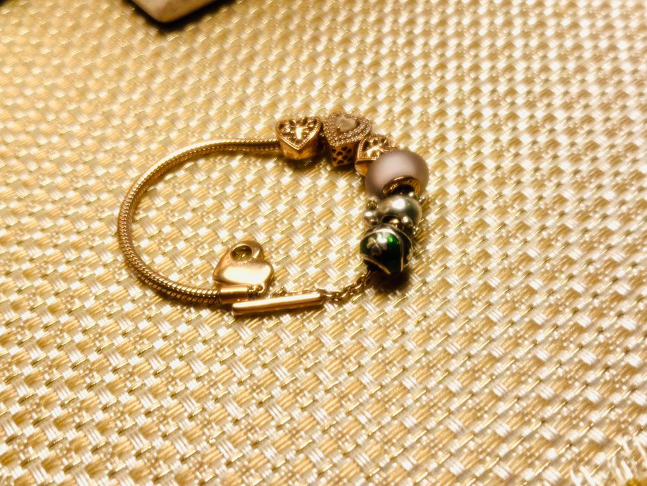 Гривна пандора с висулки розово злато