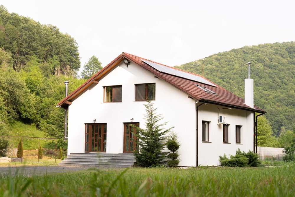 Cabană premium mobilată, 6 camere, 1,68 ha livadă și baltă, aproape de Deva