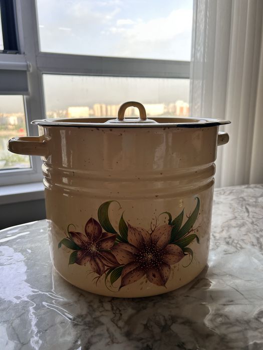Эмалированная кастрюля