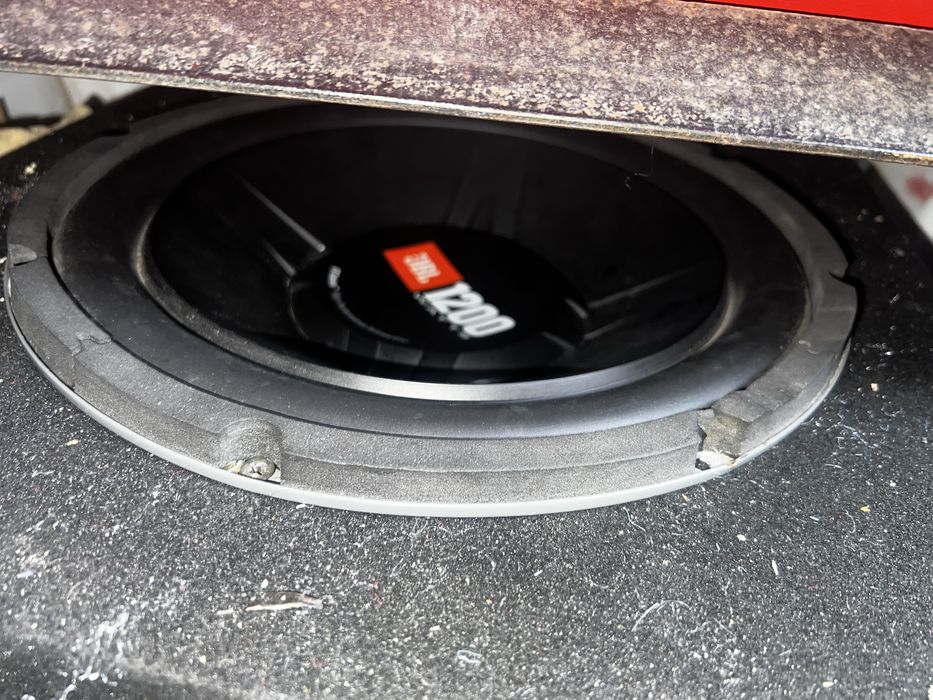 Сабвуфер JBL с ящиком пойдёт на любом автомобиль на запаску