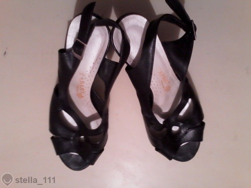 Продавам черни дамски сандали от естествена кожа