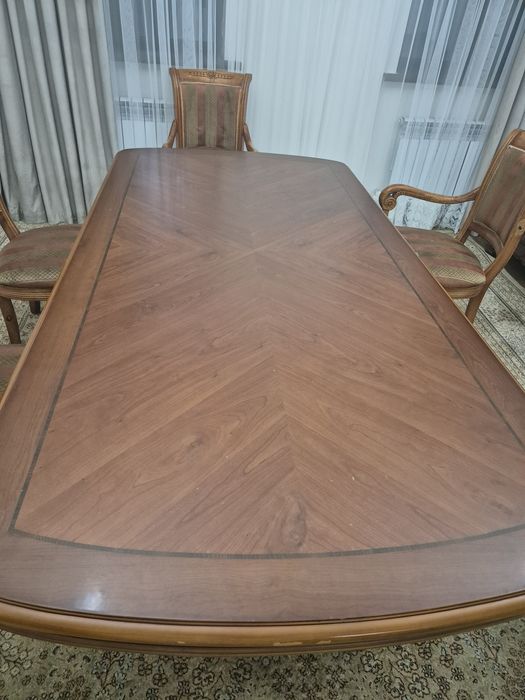 Продаётся стол в зал