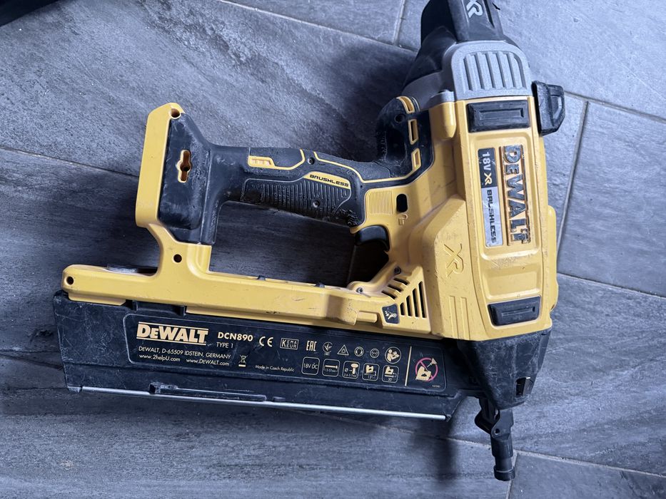 Pistol cuie beton Dewalt DCN 890