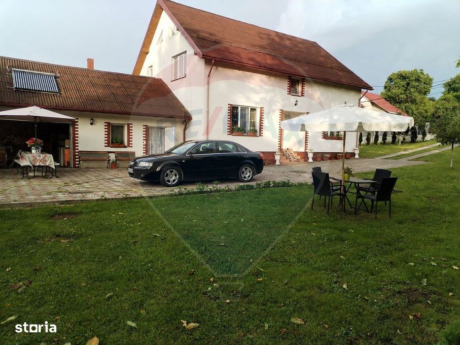 Casă individuală, teren 3275 mp, 6 camere, livadǎ cu pomi fructiferi