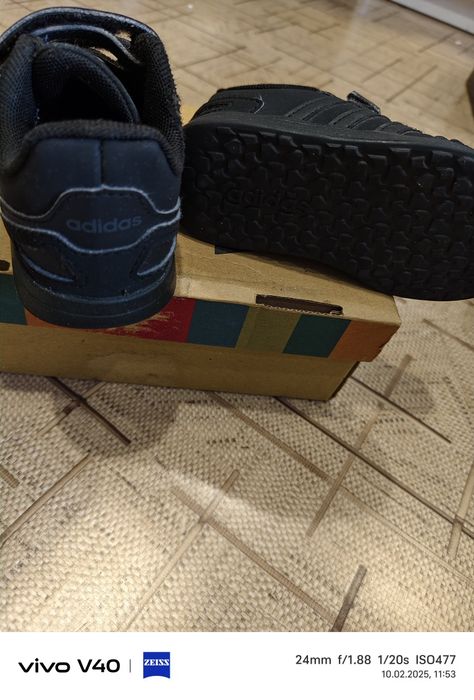 Продам кроссовки Адидас .