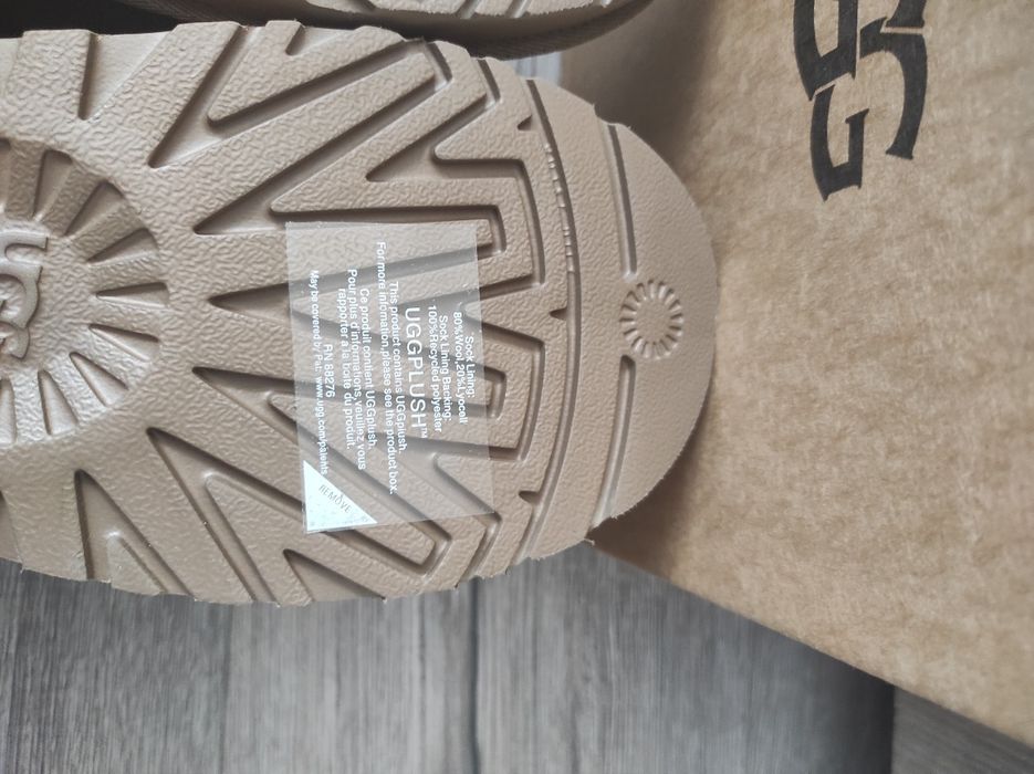 Vând UGG marimea 38