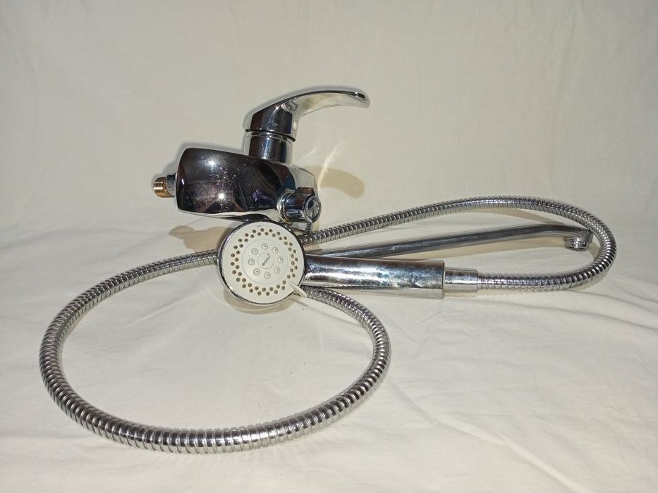 В отличном состоянии Смеситель для ванны.