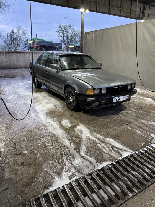 BMW 735, 1988 года