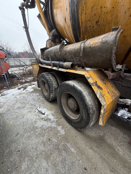 Autobetoniera cu pompa de beton