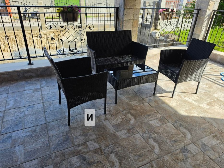 Елегантен ратанов комплект за градина с маса и възглавници - комфорт и стил