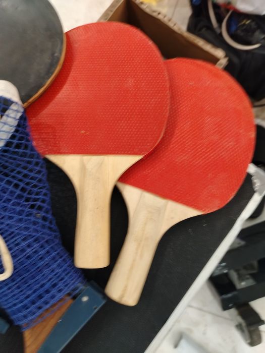 Четыре ракетки и сетка для настольного тенниса