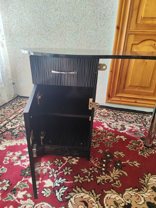 Маникюрный стол .